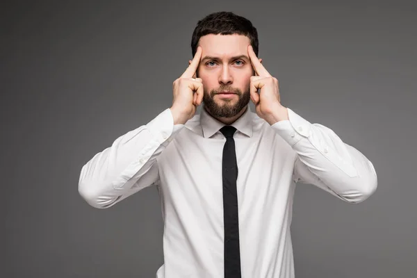 Portrait de jeune homme beau en veste grise et chemise blanche avec les mains sur les tempes souffrant de maux de tête — Photo