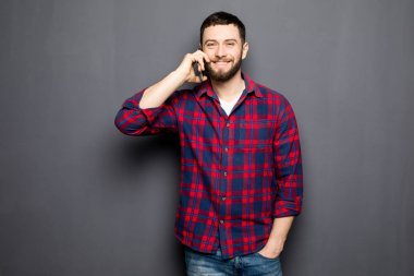 Yakışıklı adam konuş telefon giyim gömlek jeans