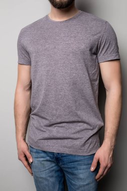 gri t-shirt insanın yakın çekim