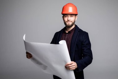 Bir mimar builder eğitim yerleşim planı odaların, ciddi inşaat mühendisi şantiye gri arka plan üzerinde belgeleriyle çalışma portresi