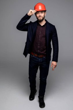 Yanındaki için bakmak ve siyah klasör tutan bir siyah takım elbise ve inşaat kask içinde adam