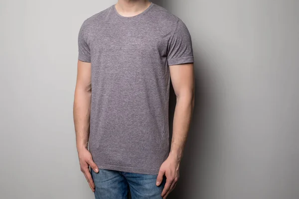 Close up de homem em cinza t-shirt — Fotografia de Stock