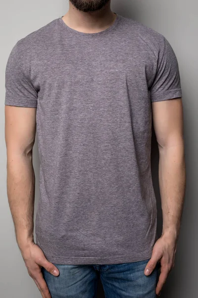 Close up de homem em cinza t-shirt — Fotografia de Stock