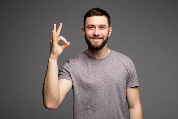 Retrato de un joven alegre mostrando buen gesto —  Fotos de Stock