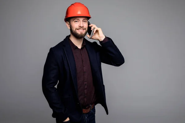Молодий чоловік-інженер розмовляє по телефону — стокове фото