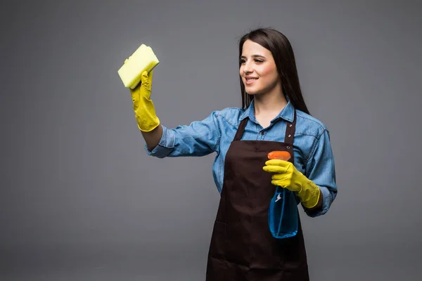 若い主婦手灰色背景に洗剤で洗浄 — ストック写真