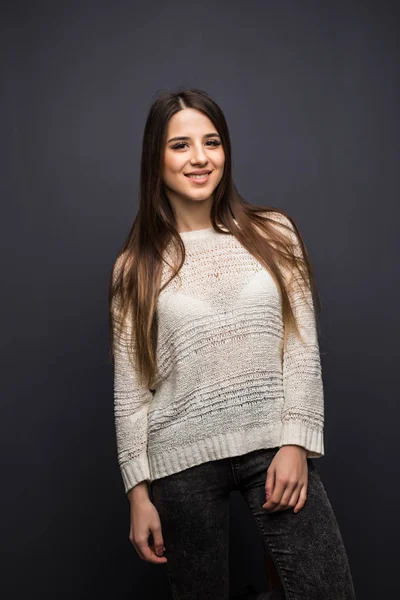 Retrato de una bonita joven con el pelo largo en camisa blanca sentada en una silla de taburete —  Fotos de Stock