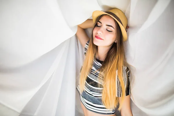 帽子上窗帘背景的年轻美女夏季女孩 — 图库照片