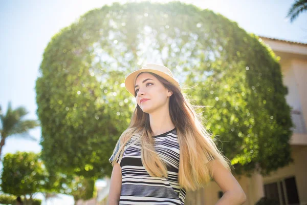 Atrakcyjna, młoda kobieta, ciesząc się jej czasu na zewnątrz w parku na zielonym tle. — Zdjęcie stockowe