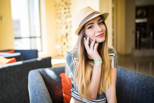 아름 다운 젊은 여 자가 전화를 집에서 말하고 — 스톡 사진