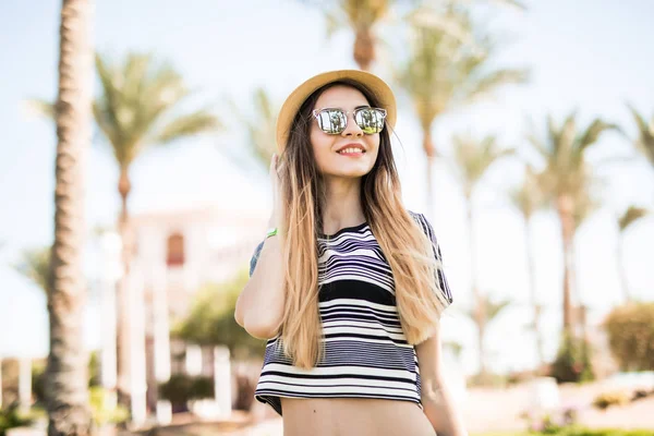 모자와 선글라스 서 하 고 편안한 여름 리조트에 웃는 예쁜 젊은 여자 — 스톡 사진