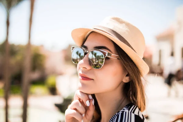 Portrait de beauté fille d'été dans le chapeau et les lunettes de soleil sur le balcon de la chambre d'hôtel regarder palmiers jardin. vocation estivale . — Photo