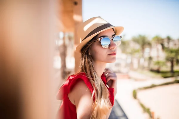 Πορτραίτο του sunny κορίτσι χαλάρωση στο καλοκαιρινό ήλιο wearind καπέλο και γυαλιά ηλίου. Καλοκαιρινές διακοπές. — Φωτογραφία Αρχείου