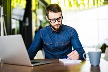 Onun yeni dizüstü bilgisayar iş sabah Office not alma adam