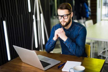 Çalışan adam ve çağdaş office içinde laptop bakmak