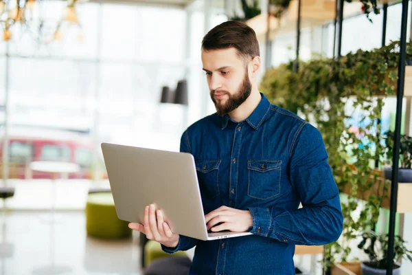 El ofis içinde laptop ile gülümseyen akıllı adam — Stok fotoğraf