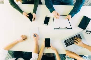 Yukarıdaki insan eli hareket eden aygıt ile tabloda görüntülemek