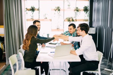 El ele tutusun, gösteri bağlantı ve İttifak'ın, çalışma tablosunun üst görünümden koyarsın. Ekip oluşturma office, Genç İşadamları ve casual kadın birleştirmek eller takım çalışması ve işbirliği yeni projesi için.