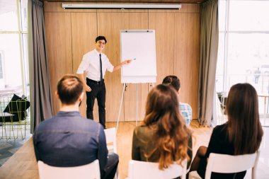 Adam rahat Kapat'mevcut beyaz kopyalama alanı flipchart gençler için