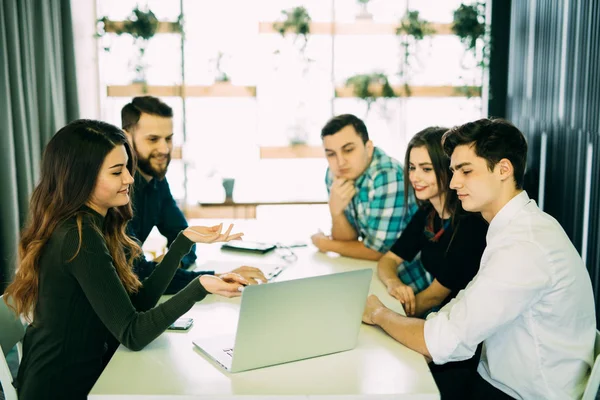 Jonge groep mensen bespreken businessplannen. — Stockfoto