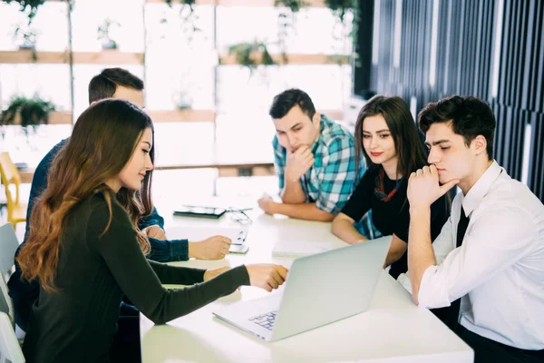 Jonge groep mensen bespreken businessplannen. — Stockfoto