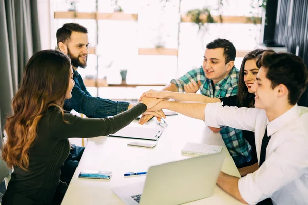 Team zet handen samen, Toon verbinding en Alliantie, bovenaanzicht van werktafel. Teambuilding in office, jonge zakenmannen en -vrouwen in casual verenigen handen voor teamwerk en de samenwerking op nieuwe project. — Stockfoto