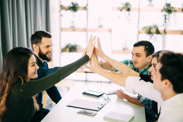 Collega's geven high-five in vergaderzaal bij creatieve Bureau — Stockfoto