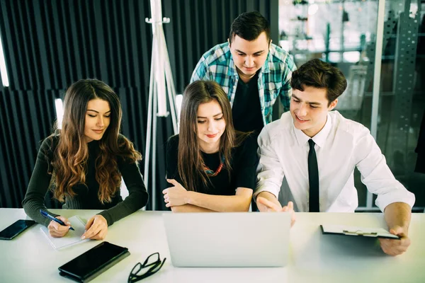 Portret van een groep van mensen uit het bedrijfsleven werken samen tijdens een bijeenkomst over laptop — Stockfoto