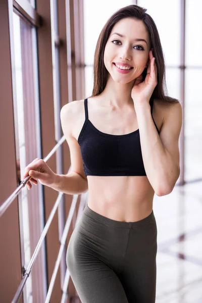 Plan complet de la femme de remise en forme déterminée marchant dans la salle de gym Crossfit. Sport musculaire échauffement avant une séance d'entraînement intense . — Photo