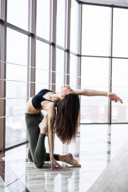 Yoga Studio yaparken genç güzel kadın. Spor Sağlık kavramı.