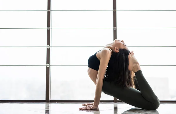Wanita muda berambut pirang di kelas yoga melakukan latihan asana yang indah . — Stok Foto