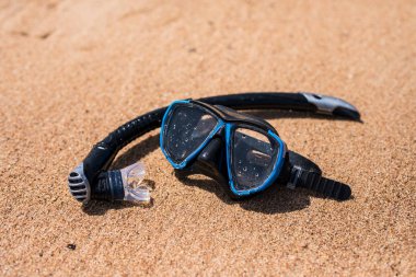 Tatil arka plan. Dalış maske ve okyanus plaj flip-flop