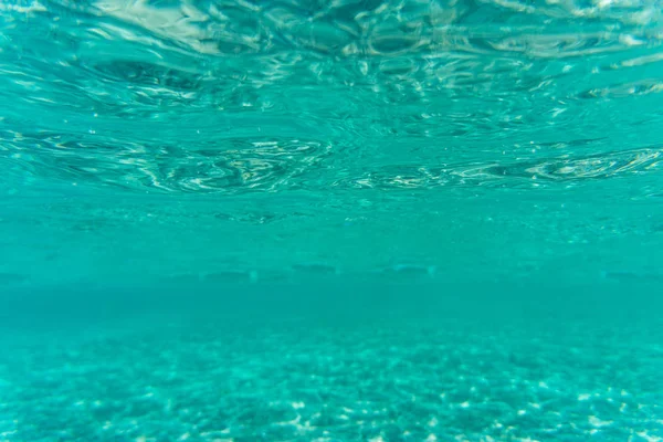 Fundo azul subaquático com raios de sol — Fotografia de Stock