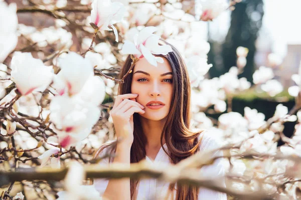 Ritratto di bella donna rilassarsi nel bellissimo giardino di magnolie rosa in fiore nella stagione primaverile — Foto Stock