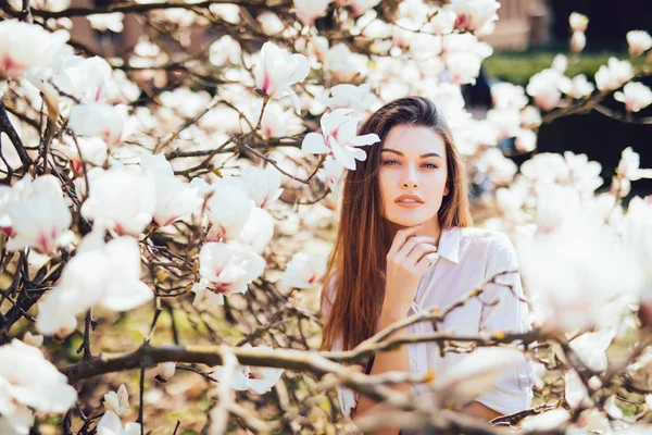 Ritratto di bella donna con fiori di magnolia. Tempo primaverile — Foto Stock