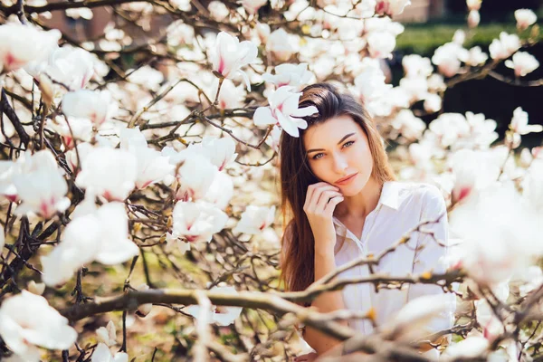 Beau portrait de femme en fleurs magnolia arbre fleurs dans une journée ensoleillée du printemps . — Photo