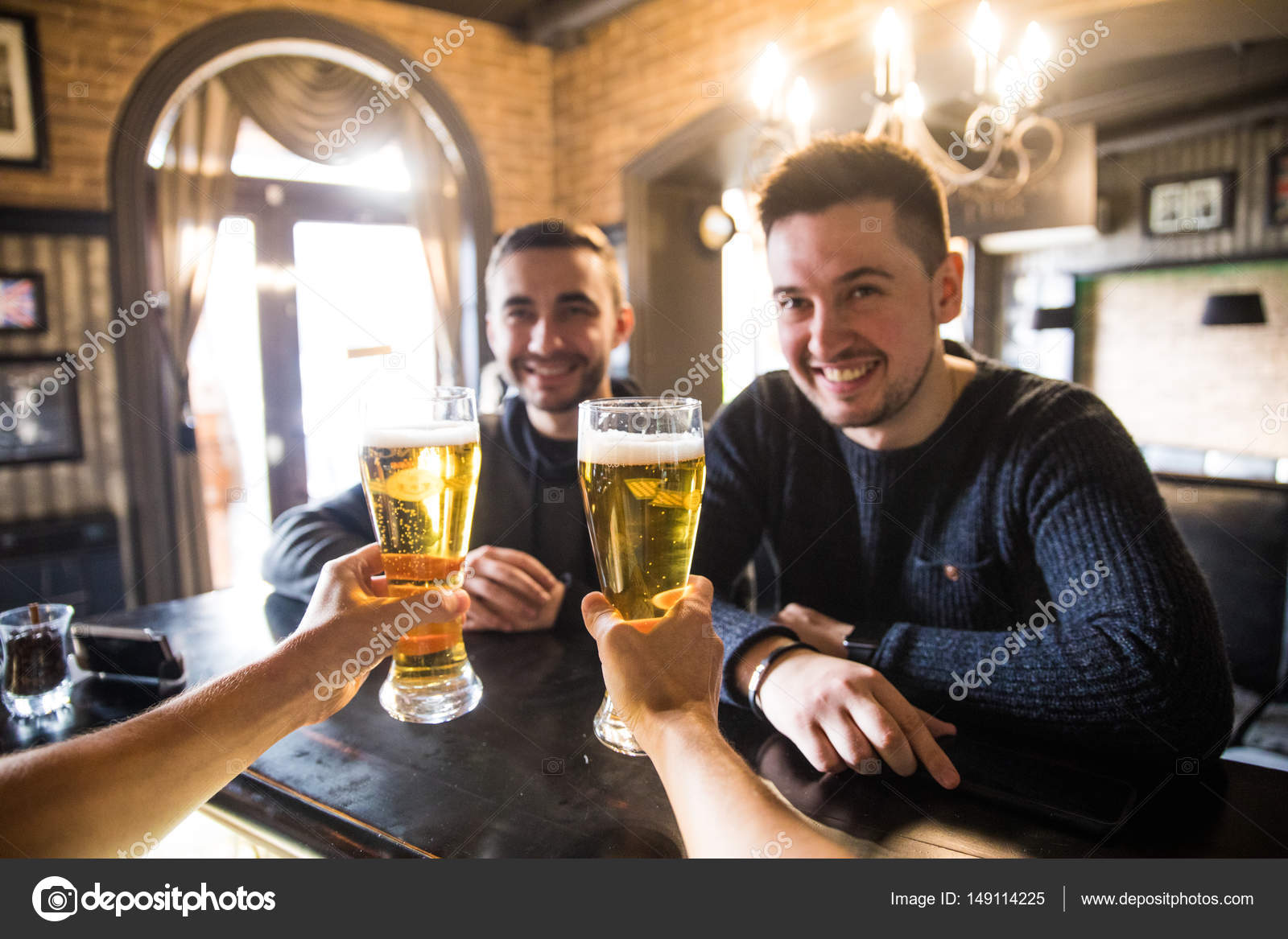como conocer chicos en un bar