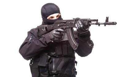 Beyaz arka plan üzerinde silahlı silahlı adam