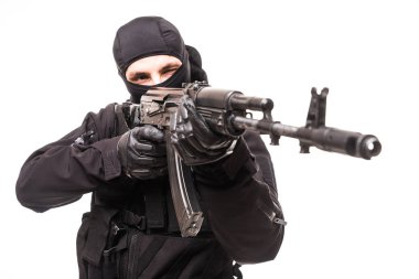 Beyaz bir arka plan üzerinde izole tüfek amacı ile modern asker