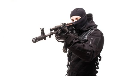Beyaz bir arka plan üzerinde izole tüfek amacı ile modern asker