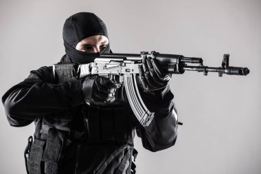 Özel Kuvvetler asker dostum gri bir arka plan üzerinde makineli tüfek