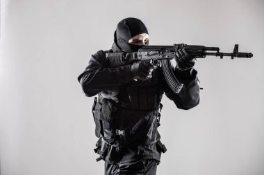 İzole tüfek ile modern asker