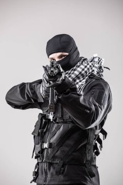 İzole tüfek ile modern asker