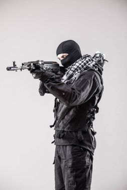 Özel Kuvvetler asker dostum gri bir arka plan üzerinde makineli tüfek
