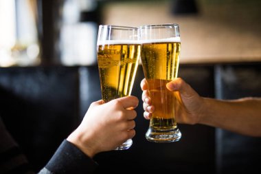 Erkekler şerefe bira gözlük pub ile. Yakın çekim.