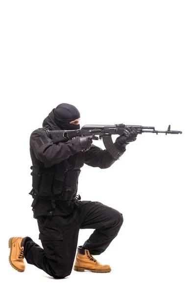 Terrorist mit Waffe auf einem weißen — Stockfoto