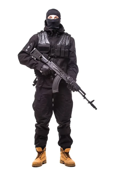 Terrorista segurando uma metralhadora em suas mãos isolada sobre branco — Fotografia de Stock