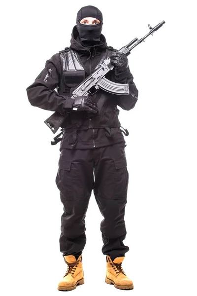 Terrorista che tiene in mano una mitragliatrice isolata sul bianco — Foto Stock