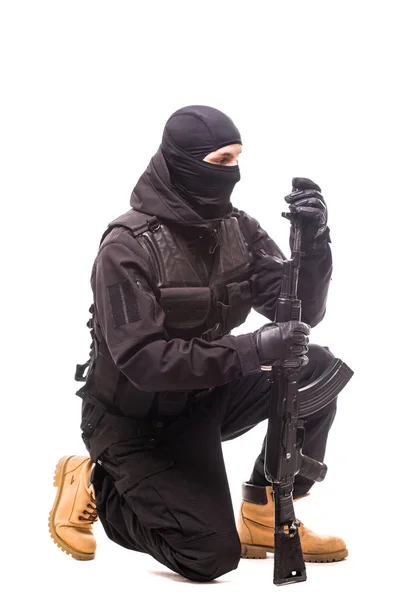 Soldat Mann Porträt saubere Waffe im Studio isoliert auf weißem Hintergrund — Stockfoto