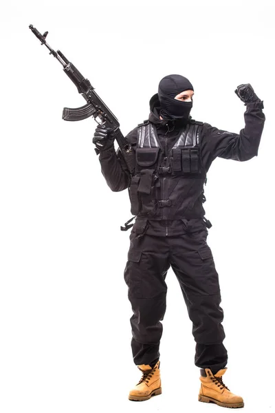 Saldırı tüfeği üzerinde beyaz izole siyah üniformalı polis memuru swat — Stok fotoğraf